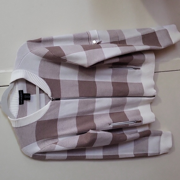 Beautiful cardigan. - Picture 5 of 8